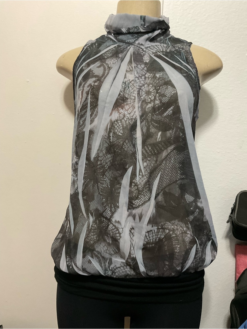 Windsor women’s Y2K Sleeveless Mock Neck Sheer Lace-Print bubble hem Top size L